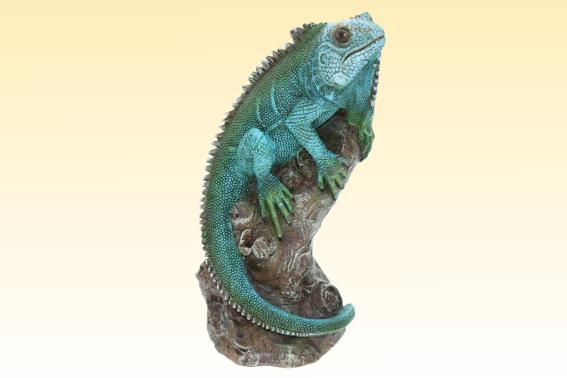 Poly lizard on branch length 15 cm (1) Poly lizard on branch length 15 cm (1)